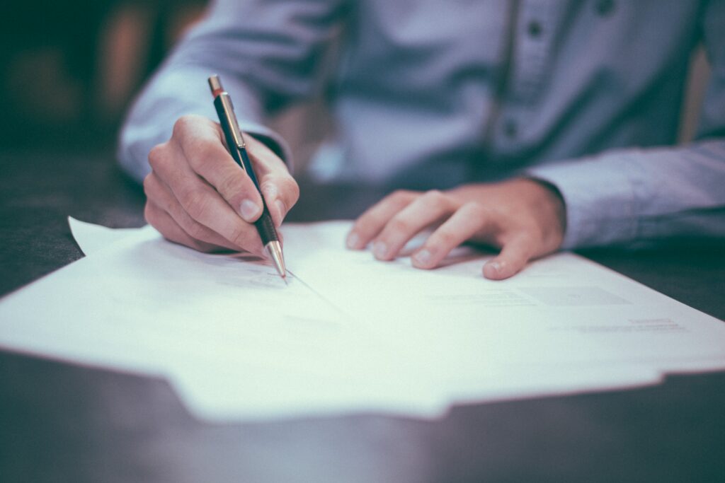 Homme signant un document