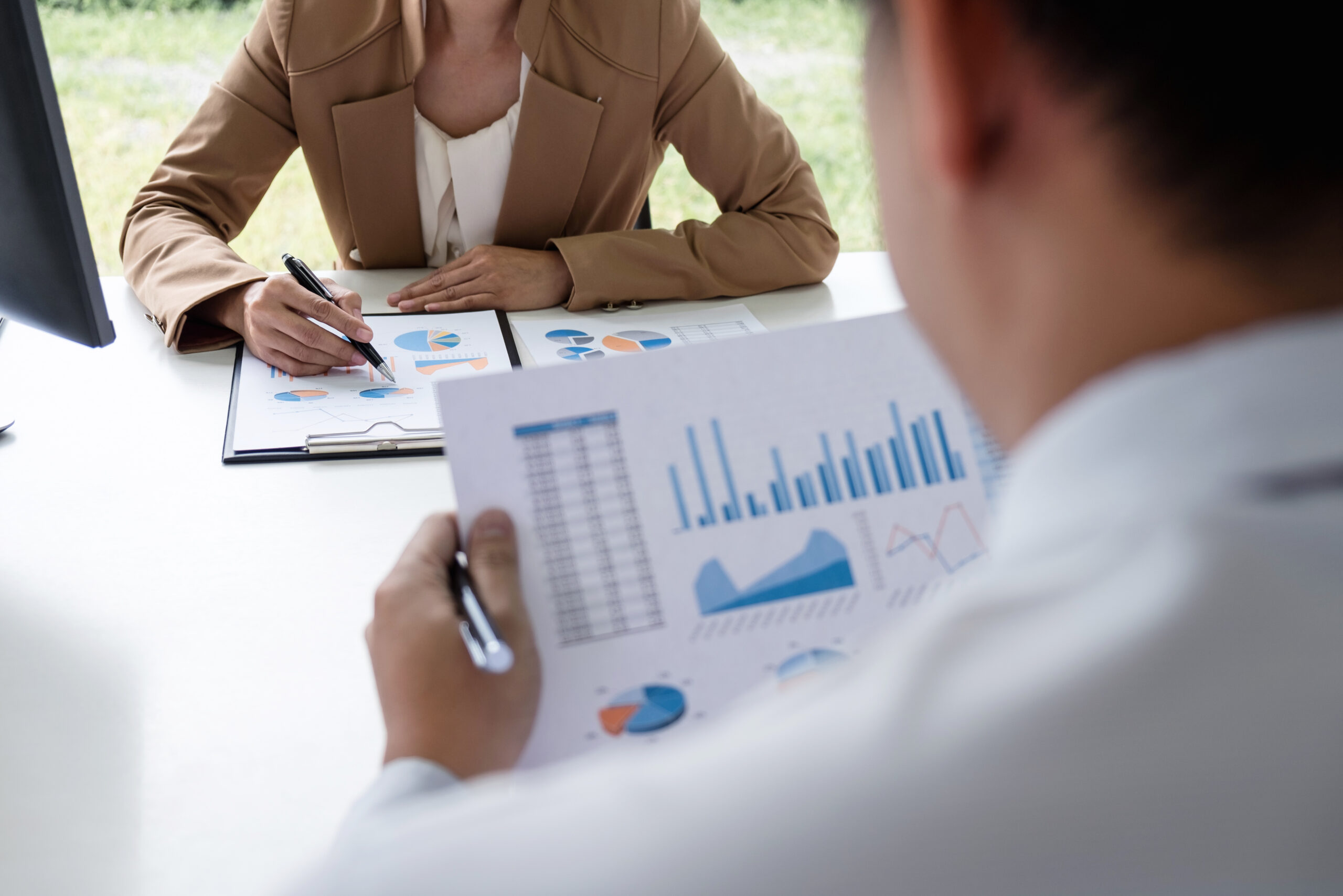 Homme analysant les courbes de progression de son entreprise