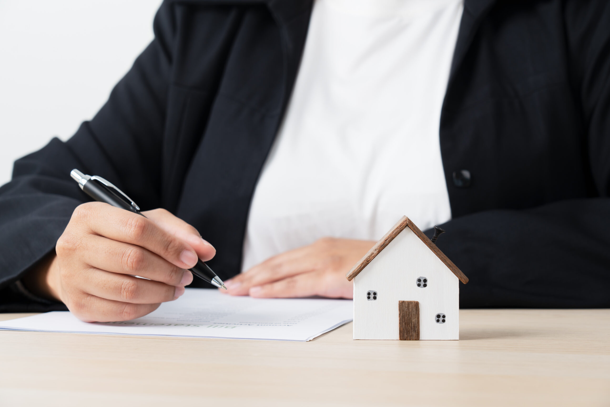 Homme signant un acte d'achat de maison