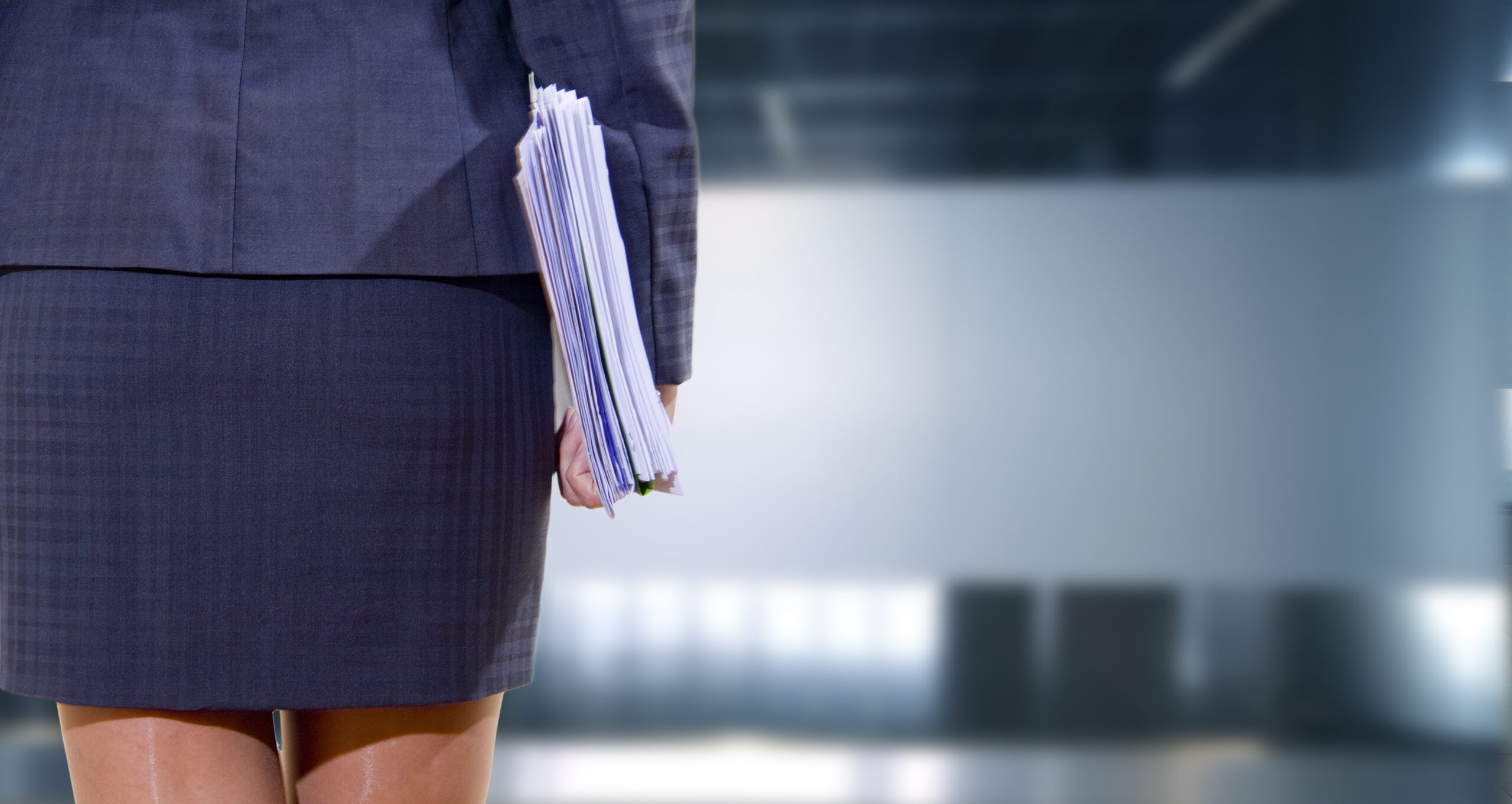 Femme marchant avec des documents à la main